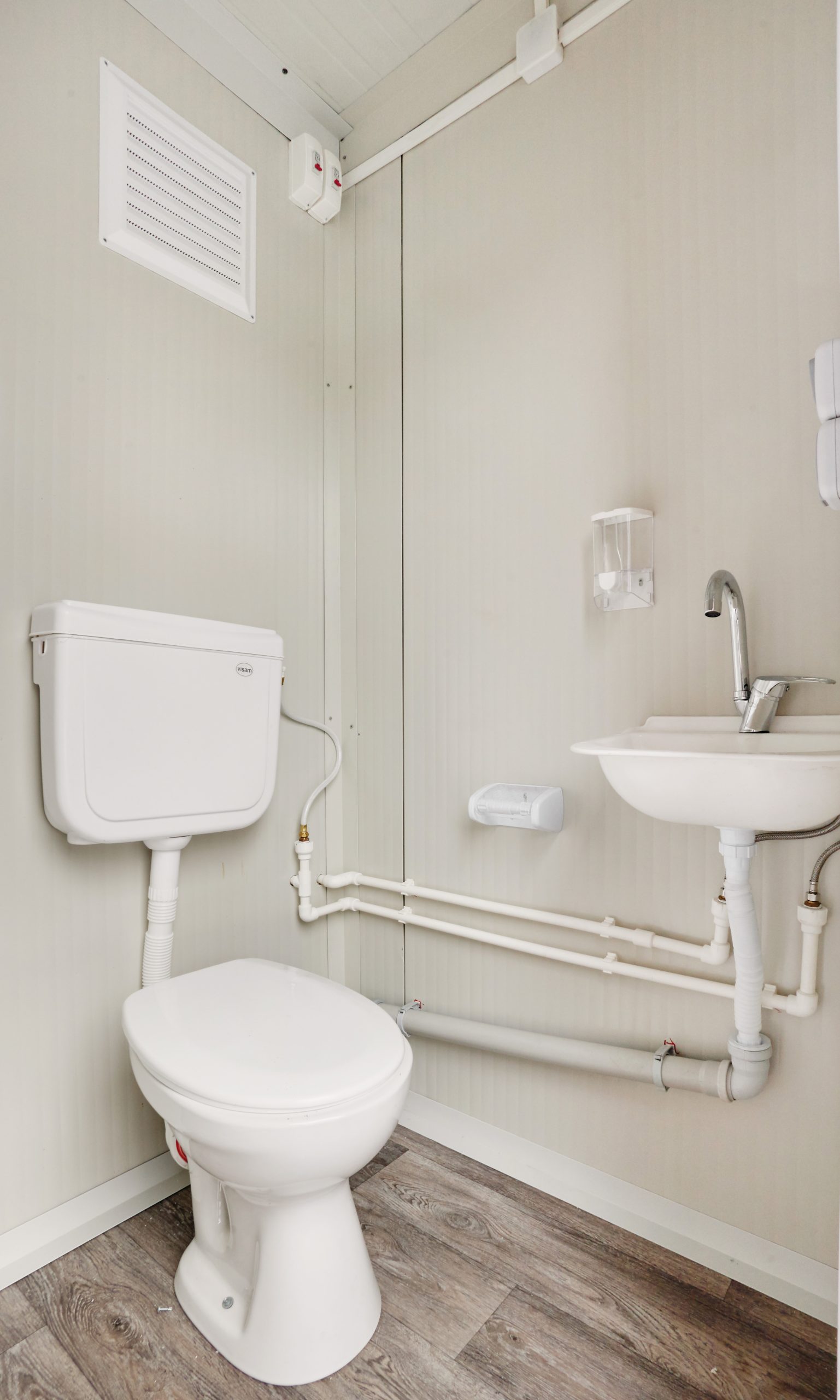 Kontener sanitarny z umywalką i toaletą Kontener sanitarny z umywalką i toaletą